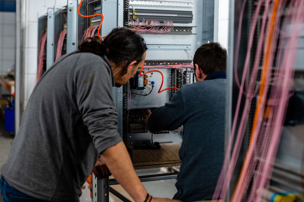 Elektrycy przemysłowi z Polski – instalacje przemysłowe i podłączenia maszyn w UE